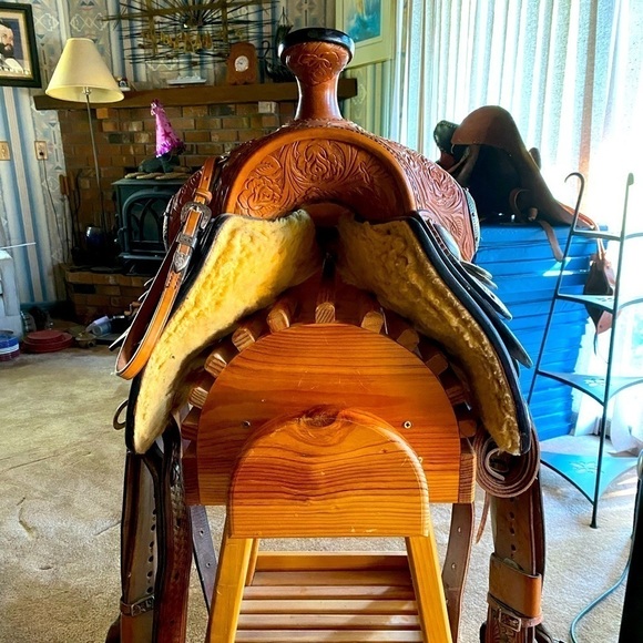 Broken Horn Western Saddle - Picture 2 of 16
